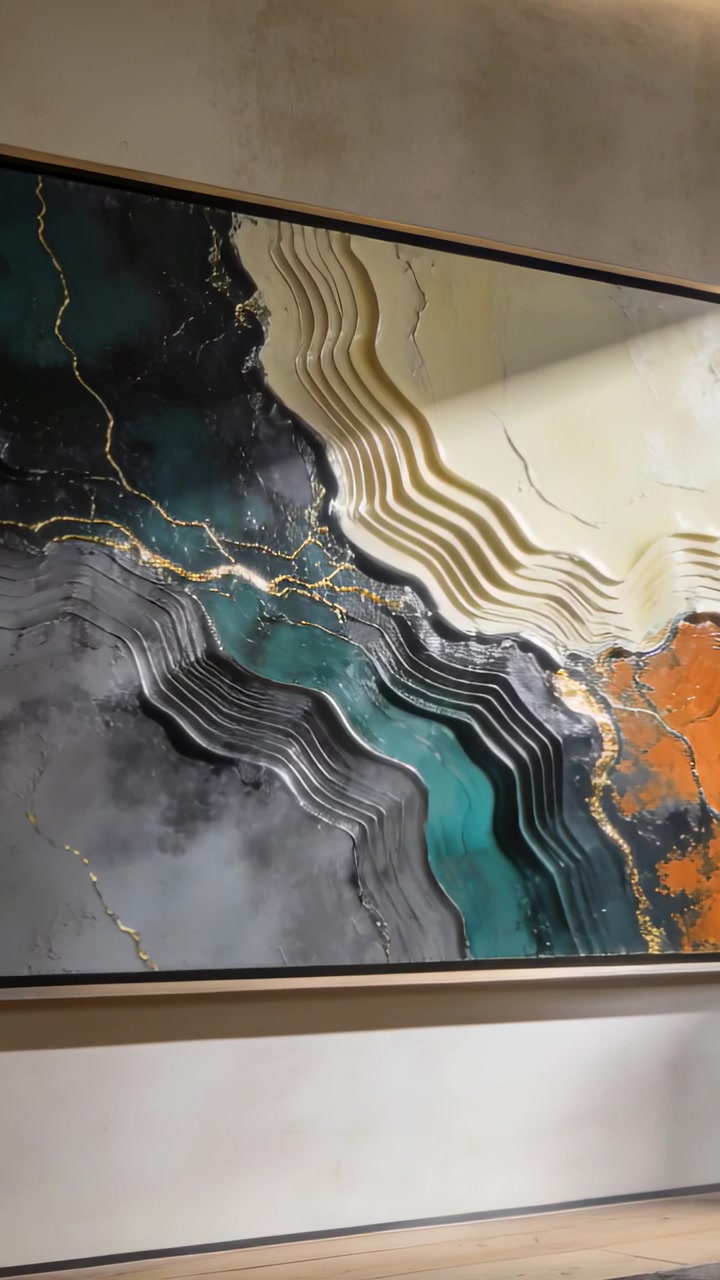 Vertikální video: Kamera panorámuje, ukazuje zarámované abstraktní dílo v galerii, světlo klouže po zlatých žilách.
