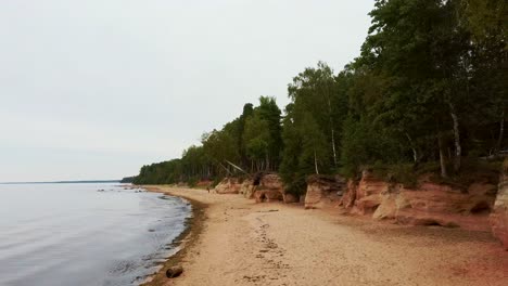 Acantilados-De-Veczemju-Rocas-Rojas,-Letonia