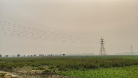 Hochspannungsleitungen-Erstrecken-Sich-Entlang-Der-Ländlichen-Landschaft-Bangladeschs,-Blick-Nach-Links