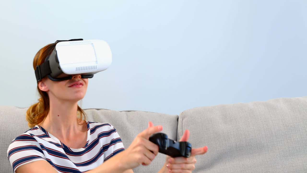 mujer jugando un juego de joystick con auriculares de realidad virtual en el sofá 4k