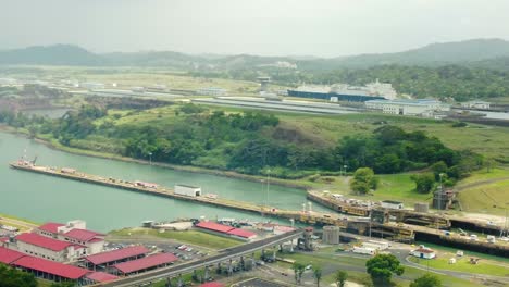 Recorrido-Aéreo-Sobre-Las-Esclusas-De-Miraflores-En-Panamá