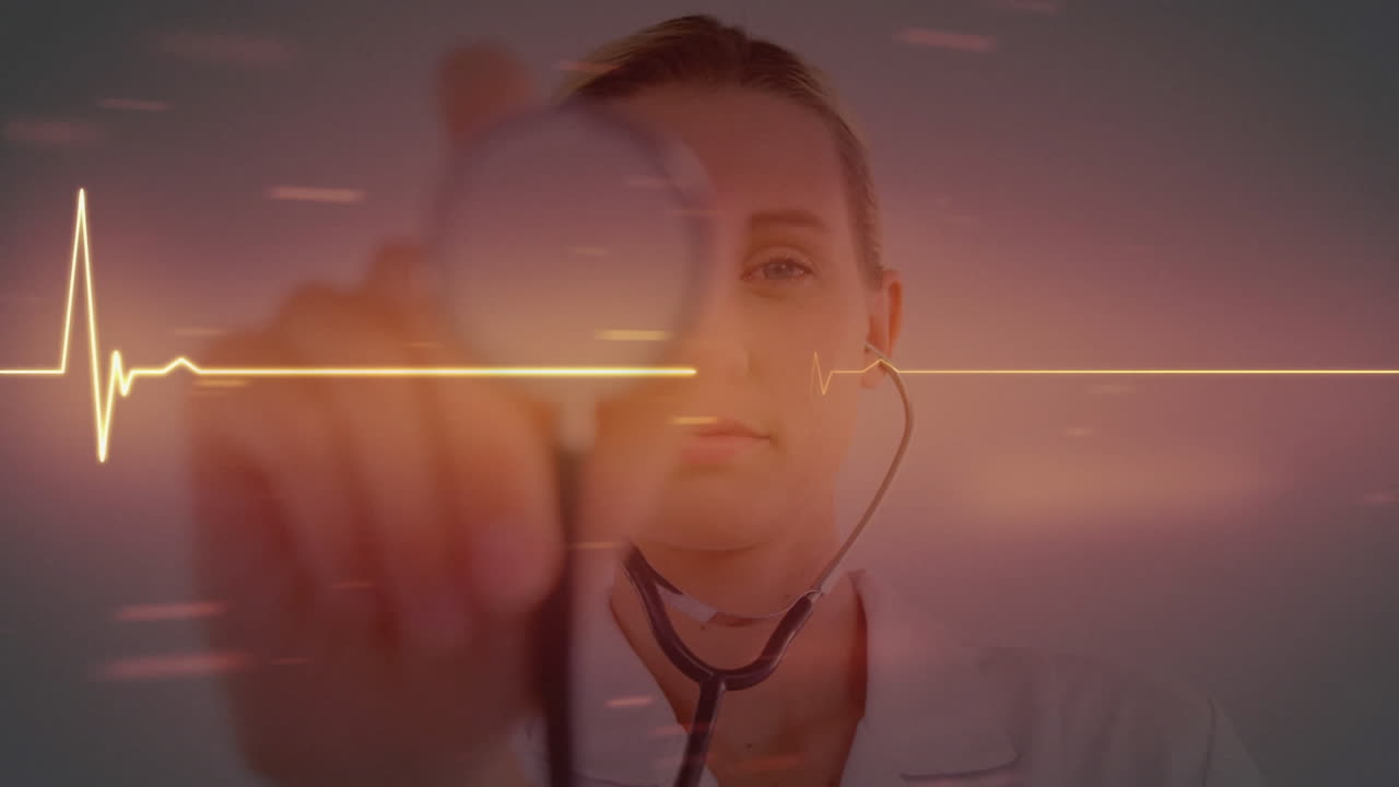 monitor de ritmo cardíaco contra una doctora que sostiene un estetoscopio