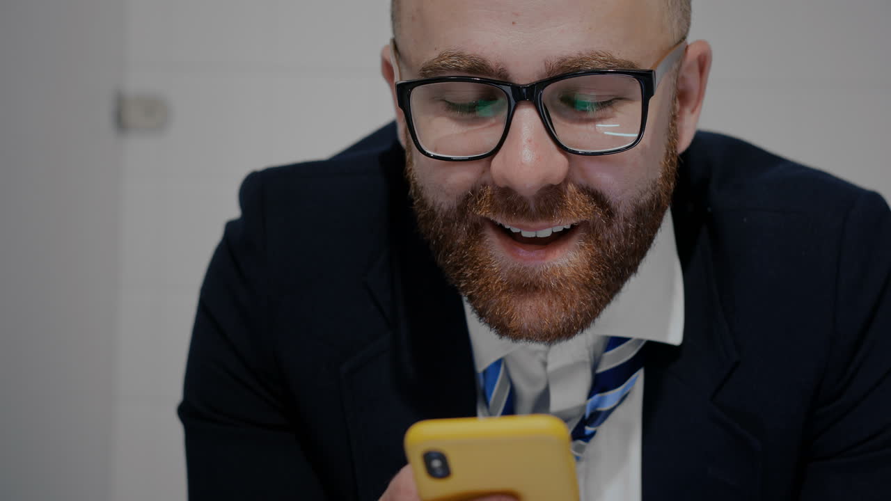 Hombre, usar teléfono móvil