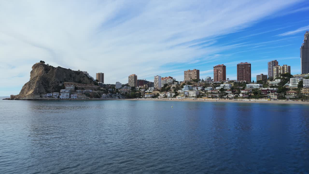 Skyline della città di Benidorm e spiaggia sabbiosa lungo la costa mediterranea in una giornata di sole