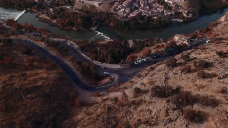 Un-Dron-Disparó-Descubriendo-La-Ciudad-De-Toledo,-España,-Una-Ciudad-Europea-Fortificada