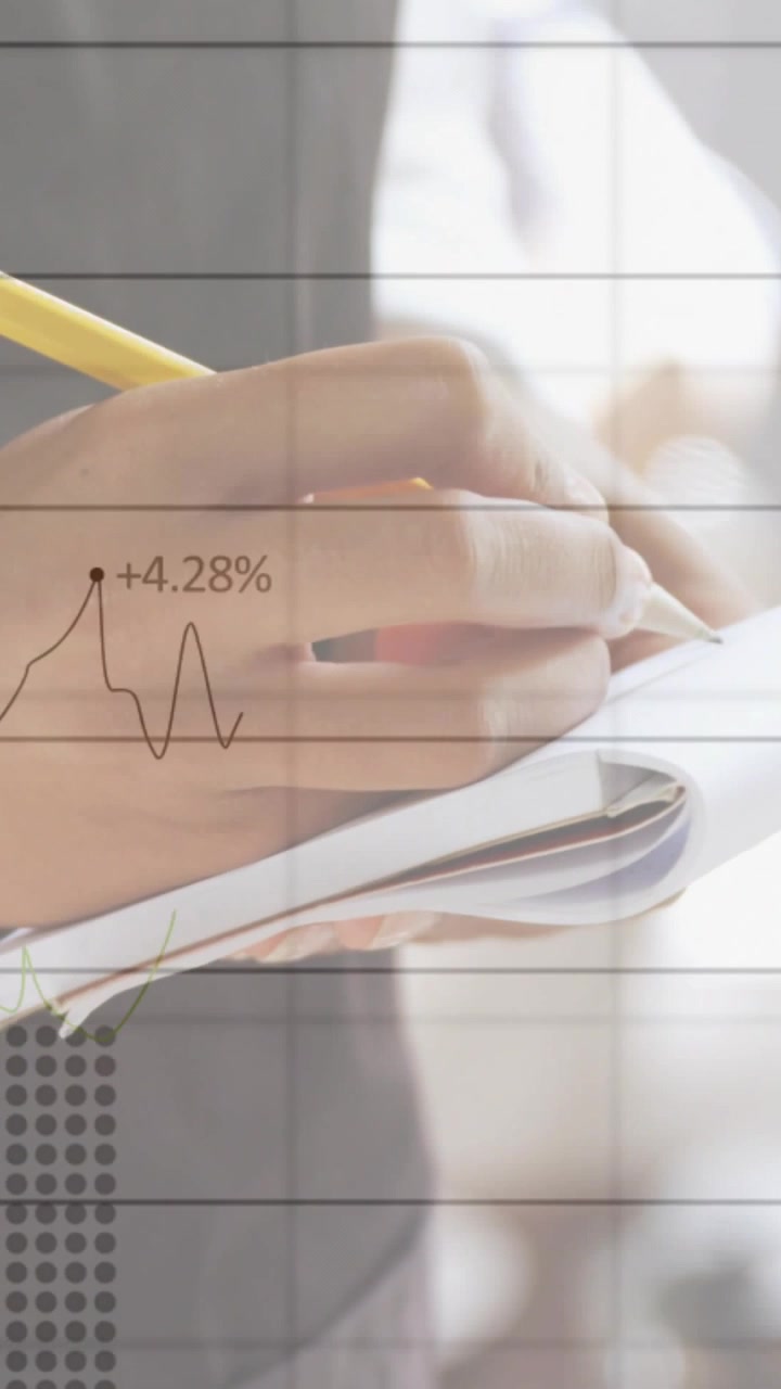 Video verticale: Posizionando la matita, la mano destra di una donna che disegna un grafico finanziario su un blocco, con una sovrapposizione che si allinea.