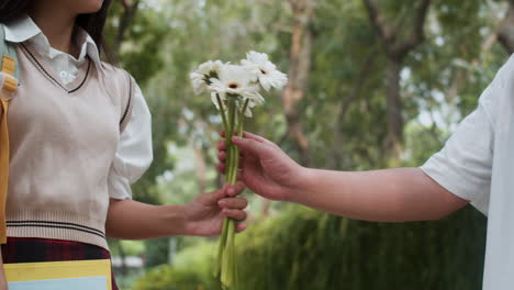 Niña-Recibiendo-Ramo-De-Flores