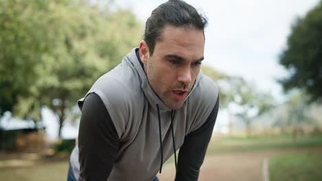 hombre cansado, corredor y descanso en el parque para la aptitud