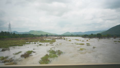 Fahren-Auf-Einer-Brücke-über-Einen-Großen-überlaufenden-Fluss