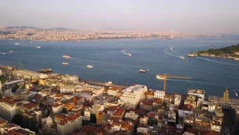 Barcos-Navegando-En-El-Estrecho-Del-Bósforo,-En-El-Lado-Asiático-De-Estambul-En-Segundo-Plano.