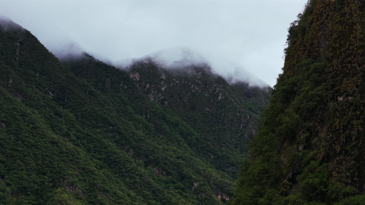 Aguas Calientes, Machu Picchu by i regntiden, overskyet eftermiddag, Peru, dronebillede, peruvianske Andesbjerge, Urabumba-floden, jungle, nedre højland, Inka-sti, citadel, landskab, bygninger, cirkel til højre