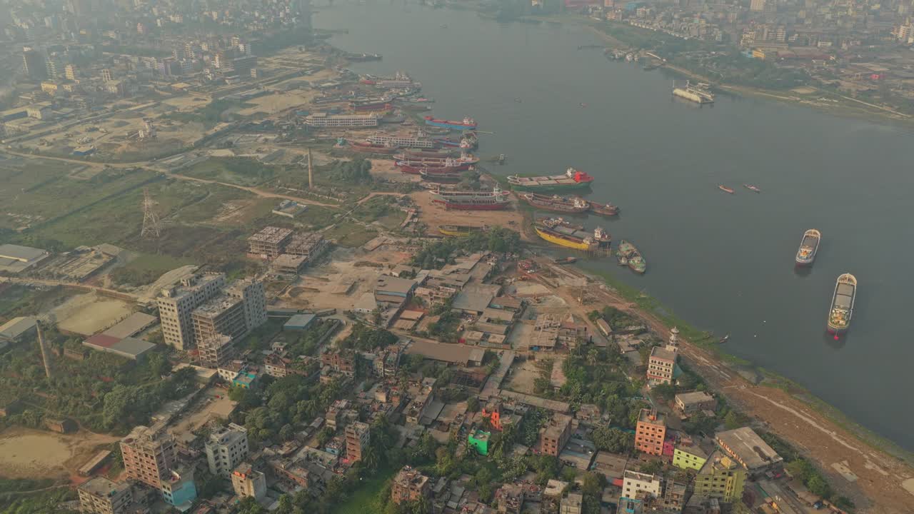 Vista aerea del porto di Dhaka con cantieri navali lungo il fiume in Bangladesh