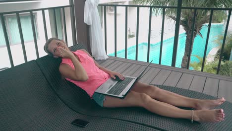 Una-Mujer-Atractiva-Con-Un-Cuaderno-Se-Ríe-En-La-Terraza-Del-Hotel