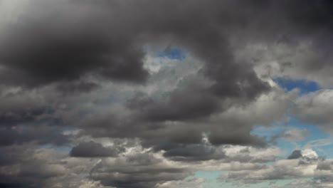 una toma de lapso de tiempo con nubes en movimiento aclarando