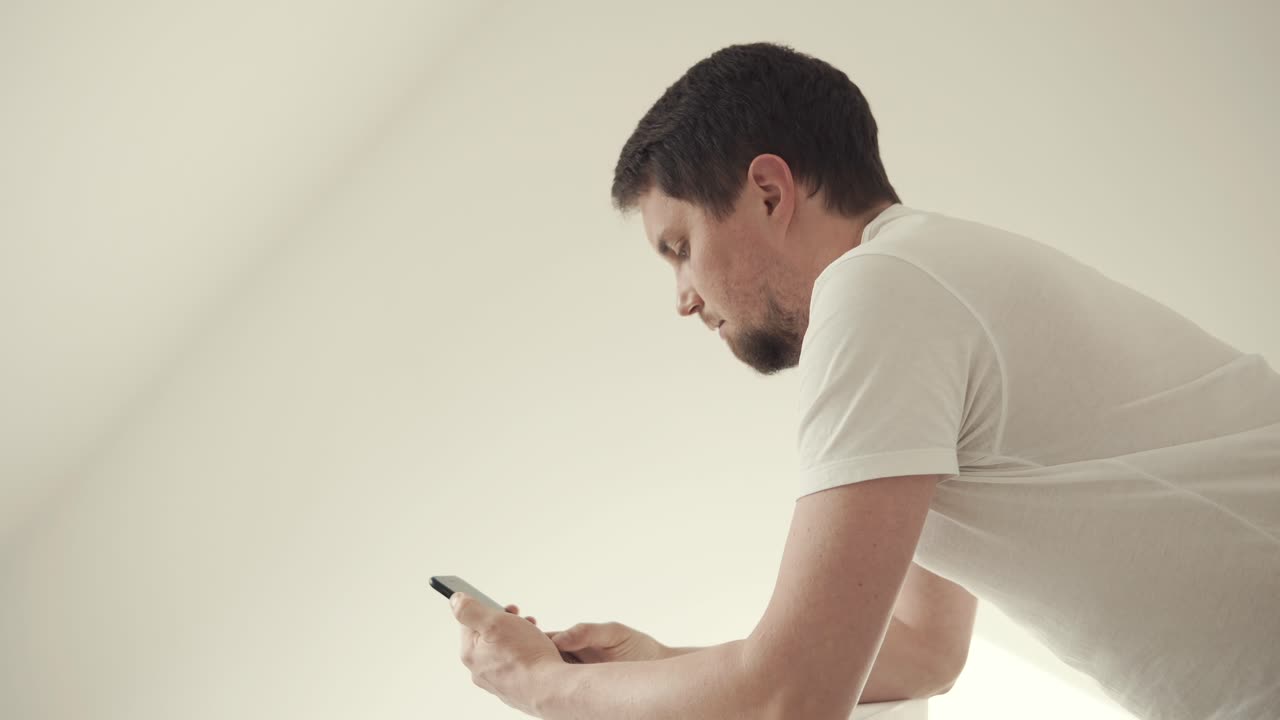 스마트폰을 사용하는 남자