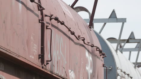 primer plano de ángulo bajo de vagones de tren de carga que pasan