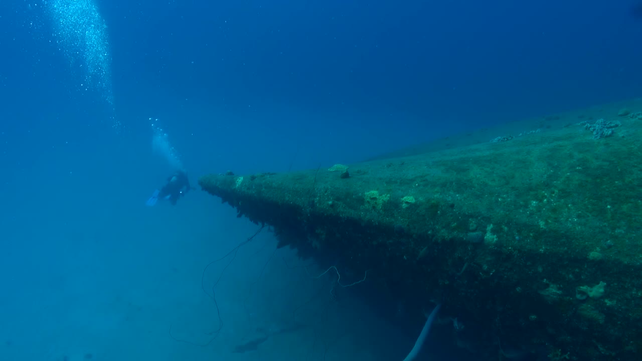 buzo en la proa del hilma hooker