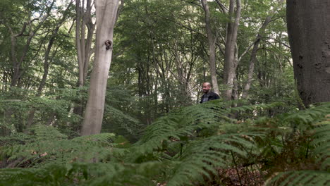 Macho-De-Minoría-étnica-Caminando-Por-El-Bosque,-De-Derecha-A-Izquierda