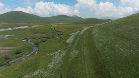 vistas panorámicas de la naturaleza con arroyos, colinas y montañas en la reserva administrada ktsia-tabatskuri, georgia