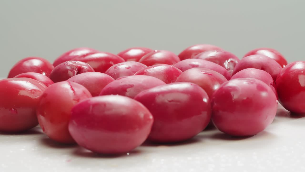 고품질의 4k 영상으로 그리스에서 배경으로 인 둥근 녹색 올리브.