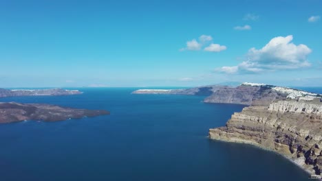 Vista-Aérea-De-Drones-De-4k-De-La-Caldera-Y-El-Volcán-De-Santorini