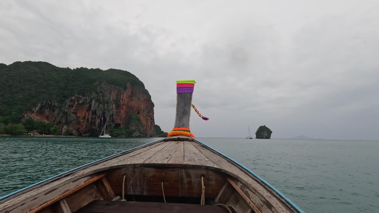 크라비의 석회암 절벽 근처의 경치 좋은 보트 타기