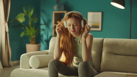 donna che ascolta musica e balla