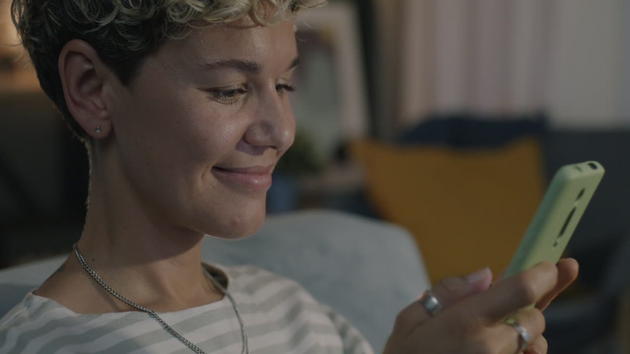 mujer con smartphone en casa