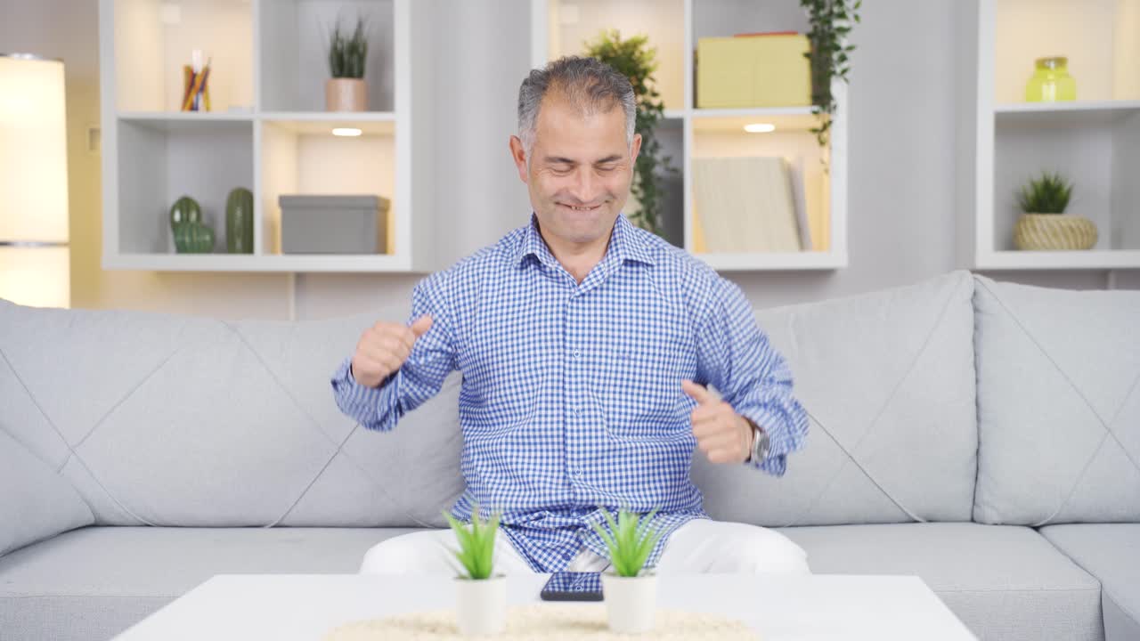 기 ⁇ 으로 가득 찬 행복한 춤추는 남자.