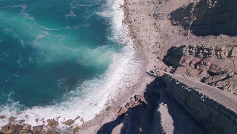 Vista-De-Drones-En-El-Acantilado-Del-Océano-Atlántico,-Cabo-Espichel,-Setubal,-Portugal