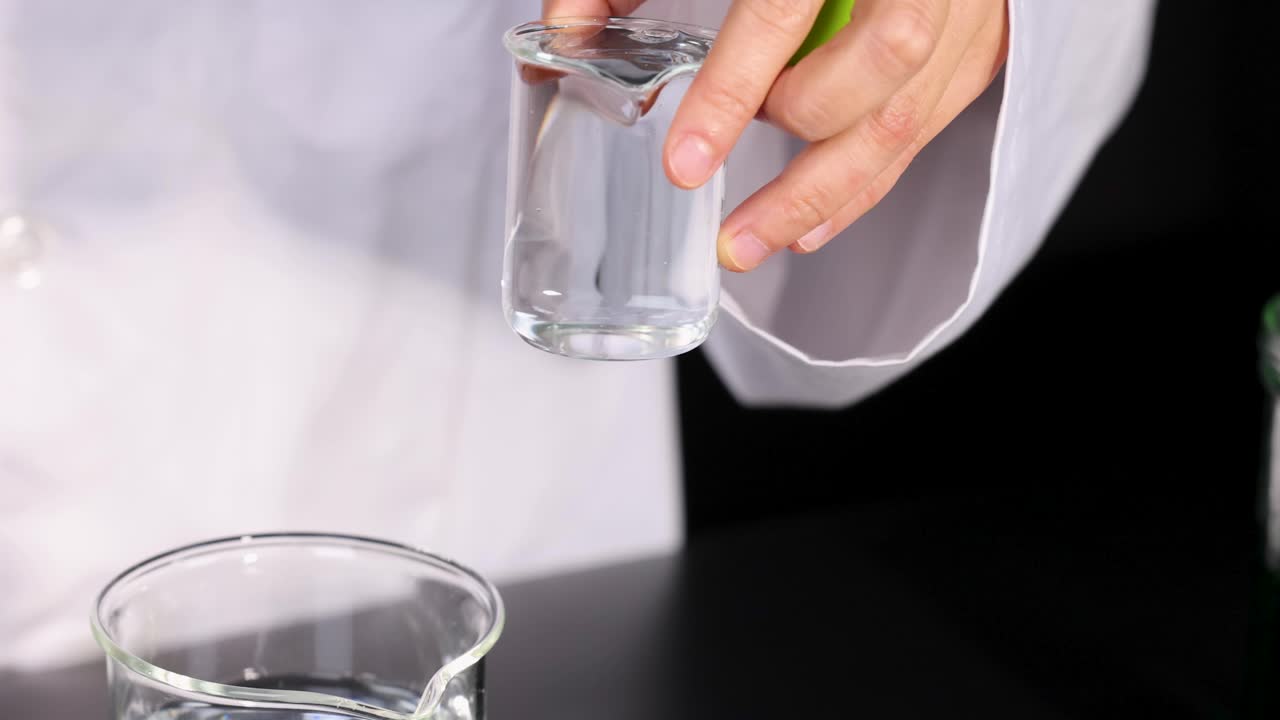 el científico lleva a cabo un experimento con hielo seco y agua