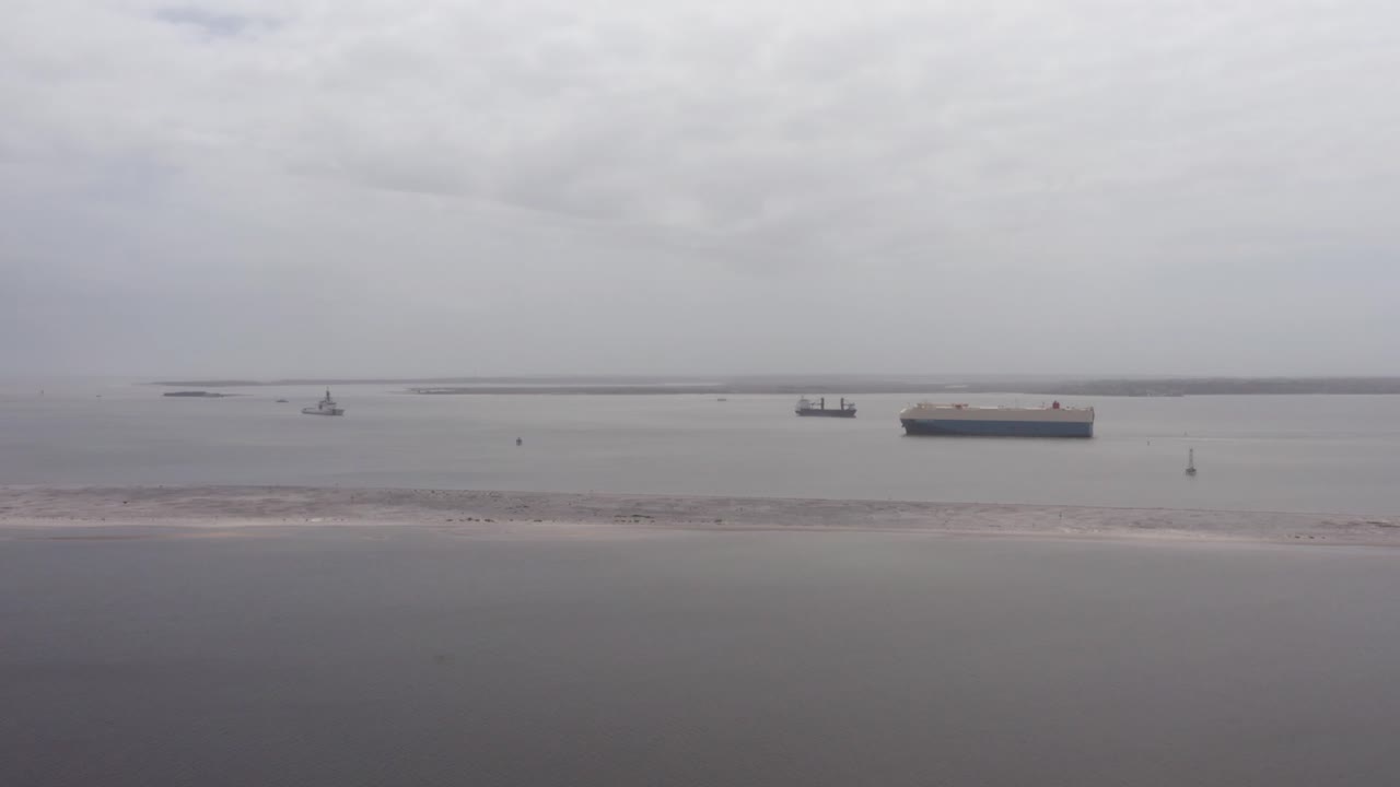 사우스 캐롤라이나 주 찰스턴의 안개가 많은 날, 시야가 낮은 날, 찰스턴 항구에 있는 화물선들의 광범위한 공중 촬영