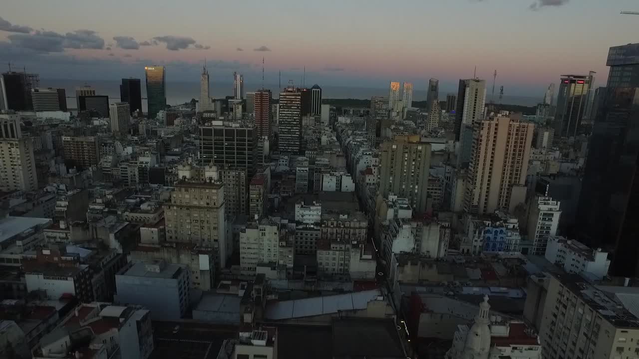 vista aérea de la ciudad con fondos de edificios al atardecer