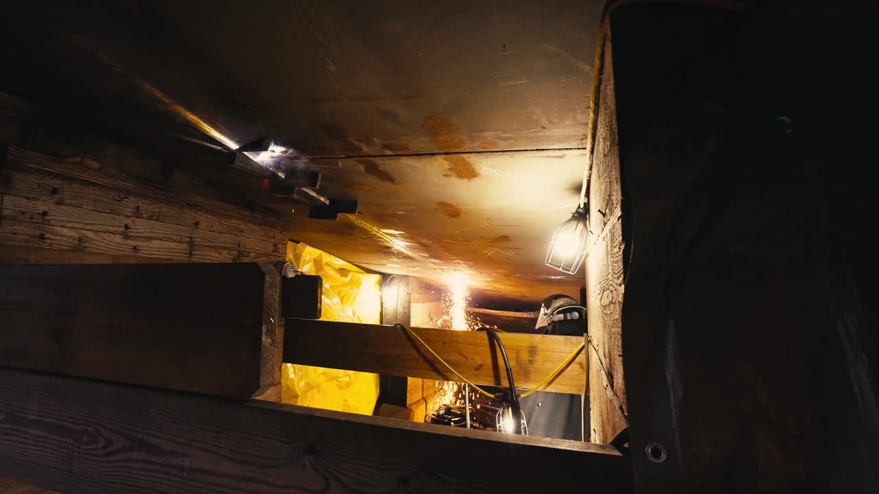 en un disparo de metal siendo soldado junto con chispas volando por todas partes