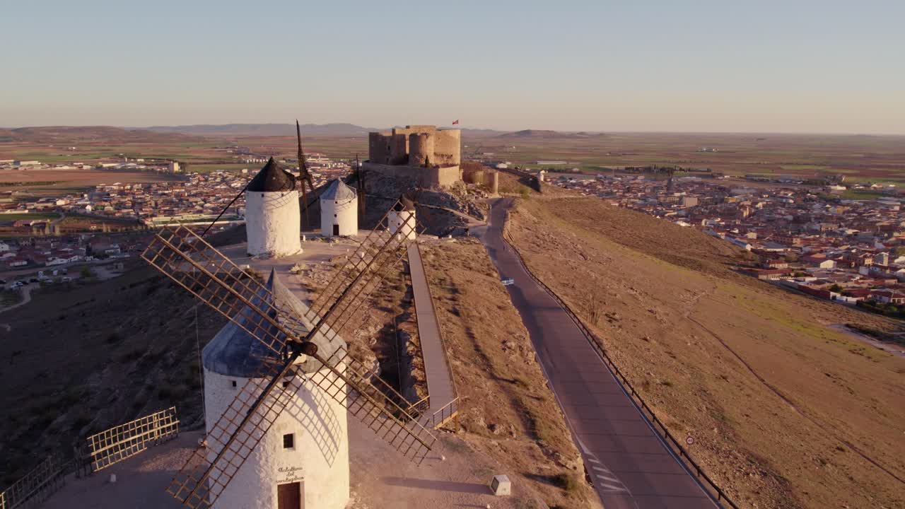 Świt nad wiatrakami Consuegry w Toledo w Hiszpanii