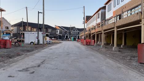 Bau-Einer-Neuen-Stadtwohnsiedlung-In-Kanada-Mit-Fundament,-Holzrahmen,-Isolierung-Und-Fertigstellung-Durch-Wohnbauunternehmen-Im-Bauumfeld