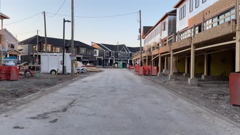 Construcción-De-Una-Nueva-Comunidad-De-Casas-Adosadas-En-Un-Vecindario-De-Desarrollo-En-Canadá-Con-Cimientos,-Estructura-De-Madera,-Aislamiento-Y-Construcción-Por-Parte-De-Constructores-Residenciales-En-Un-Entorno-De-Construcción