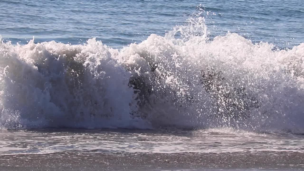 pequeñas olas rompiendo en méxico