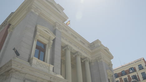 arquitectura de edificios emblemáticos con bandera española ondeando en la parte superior en madrid, movimiento orbital