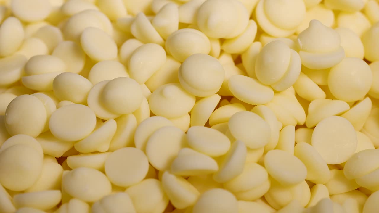 vista de cerca de las fichas de chocolate blanco