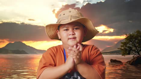 feliz niño explorador al atardecer