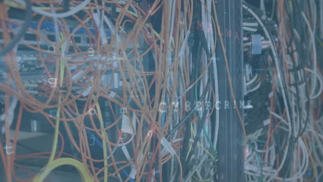 animación del procesamiento de datos de seguridad cibernética frente a una vista de cerca de cables y servidores informáticos
