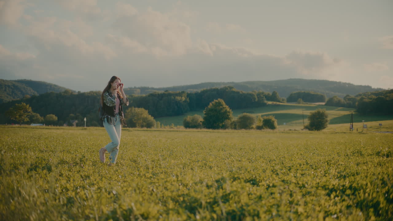 선글라스를 착용하고 초원에서  ⁇ 고 있는 여자