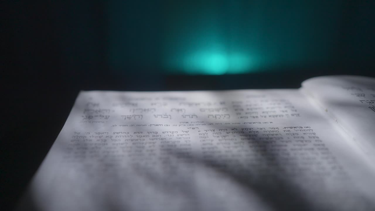 Bibbia Ebraica dell'Antico Testamento aperta al Libro della Genesi