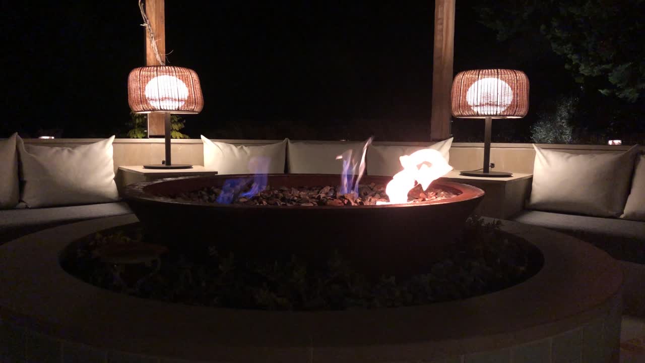 소파 앞의 화덕을 가까이서 볼 수 있습니다.