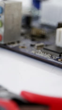 varias herramientas de trabajo y placa base en la mesa