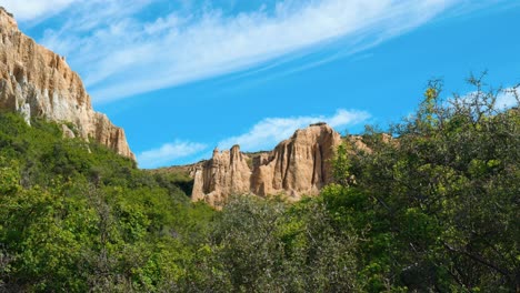 Rahmen-Aus-Der-Natur:-Lehmklippen-Blicken-In-Faszinierenden-Stockvideos-Durch-üppige-Büsche