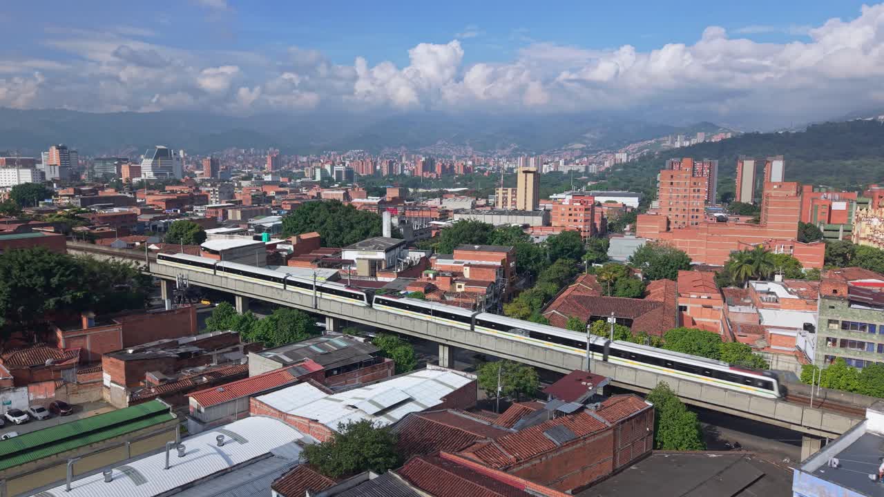 Bonde em Medellín com o horizonte da cidade, conhecido pela Comuna 13 e Metrocable