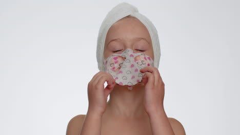 niña quitando la máscara facial hidratante cosmética, cuidado de la piel facial de adolescentes, cosméticos naturales