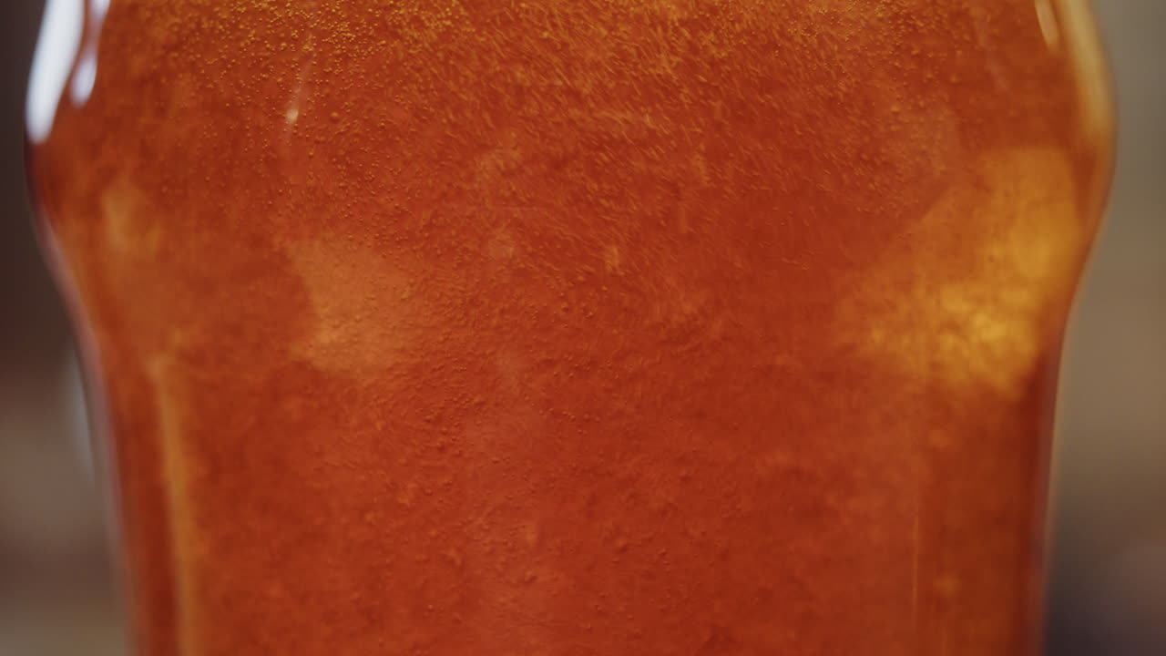 Birra rinfrescante che si versa in un bicchiere con bollicine